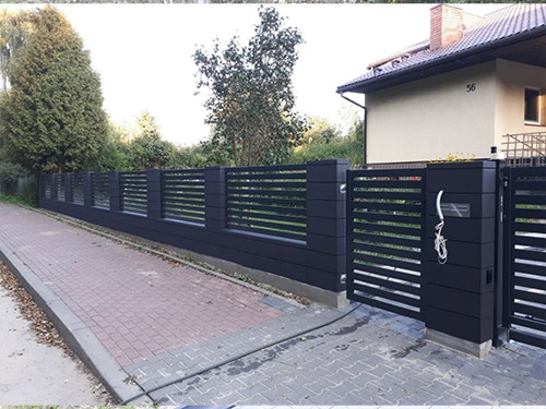 Zdjęcie ogrodzenia palisadowego